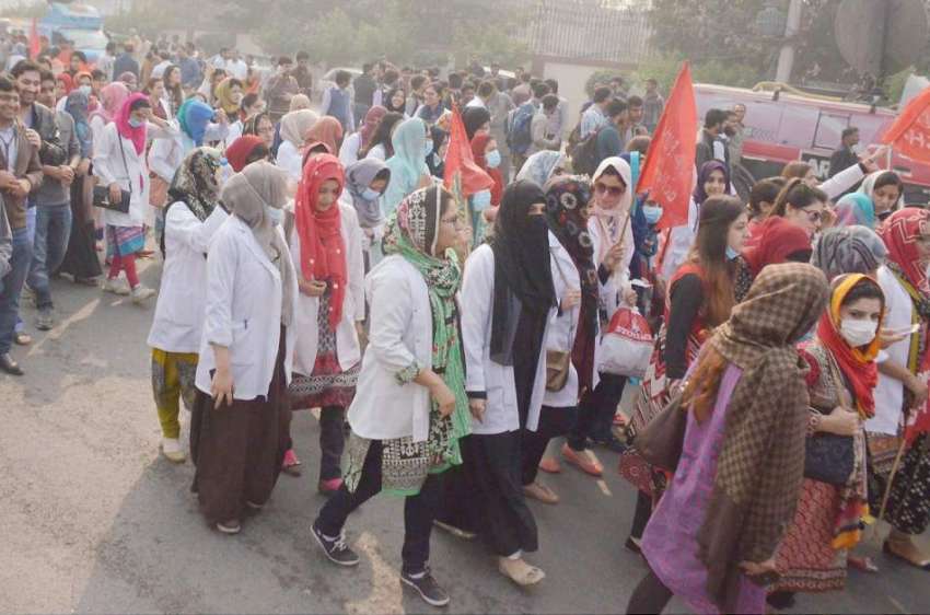 لاہور: ینگ ڈاکٹر اپنے مطالبات کے حق میں احتجاجی ریلی نکال ..