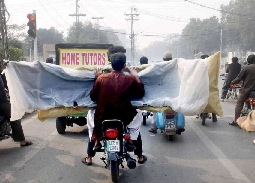 لاہور: موٹر سائیکل سوار بڑے سائز کے گاڑی کے پارٹس لیکر جا ..