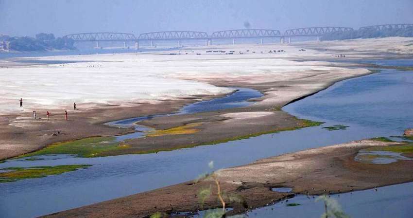 حیدر آباد: دریائے انڈس کا زیادہ تر حصہ خشک پڑا ہے۔