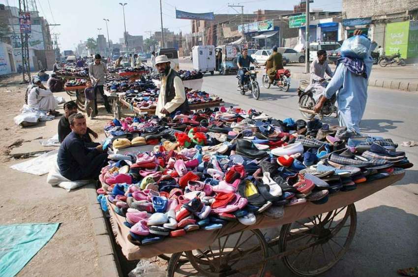 حیدر آباد: محنت کش پرانے جوتے فروخت کر رہے ہیں۔