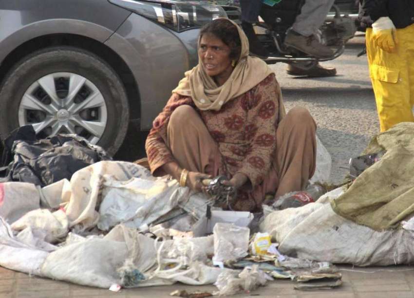 لاہور: ایک محنت کش خاتون اپنے گھر والوں کا پیٹ پالنے کے لیے ..