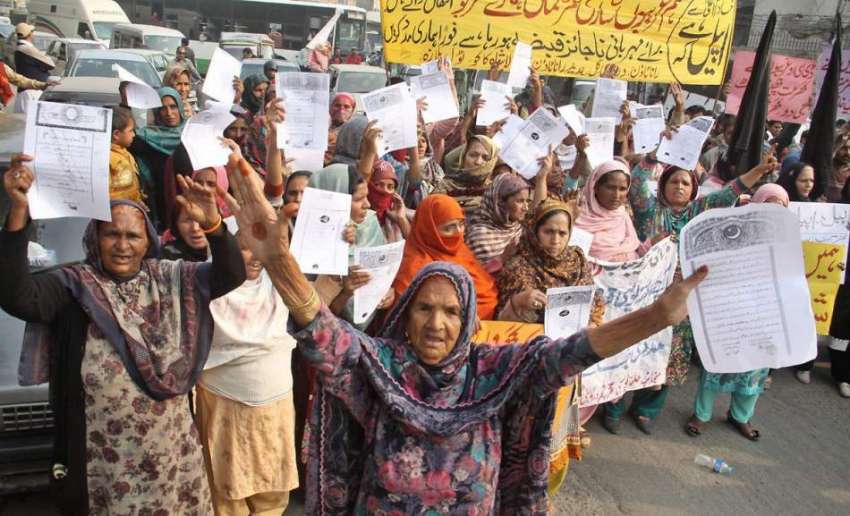 لاہور: رانا ٹاؤن کے رہائشی اپنے مطالبات کے حق میں احتجاج ..