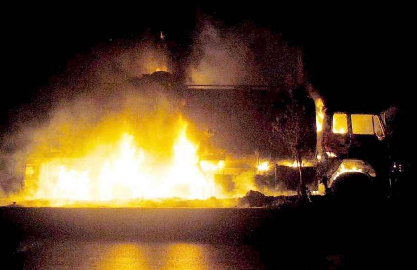 حیدر آباد: آٹو بھان روڈ پر آئل ٹینکر میں آگ لگنے سے شعلے بلند ..