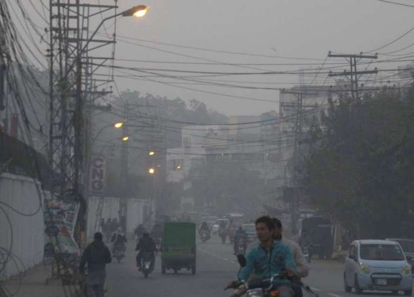 لاہور: صوبائی دارالحکومت میں صبح کے وقت شدید دھند کے باعث ..