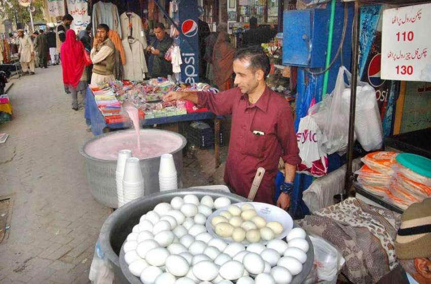 اسلام آباد: ایک دکاندار فروخت کے لیے کشمیری چائے بنانے میں ..