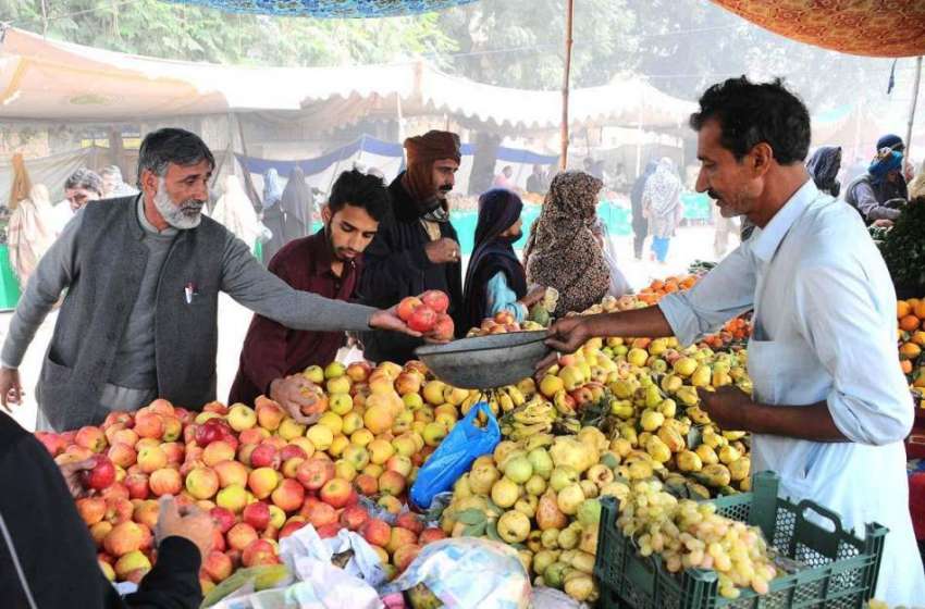 ملتان: ریڑھی بان سے شہری تازہ پھل خریدنے میں مصروف ہیں۔