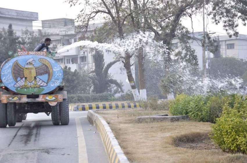 اسلام آباد: سی ڈی اے اہلکار سڑک کنارے لگے پودوں کو پانی لگا ..