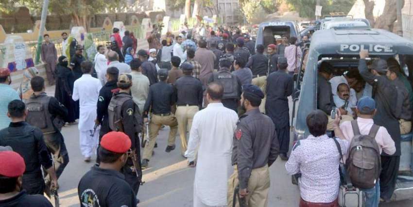 حیدر آباد: پولیس کی بھاری نفری پکا قلعہ گراؤنڈ سے گرفتاریاں ..