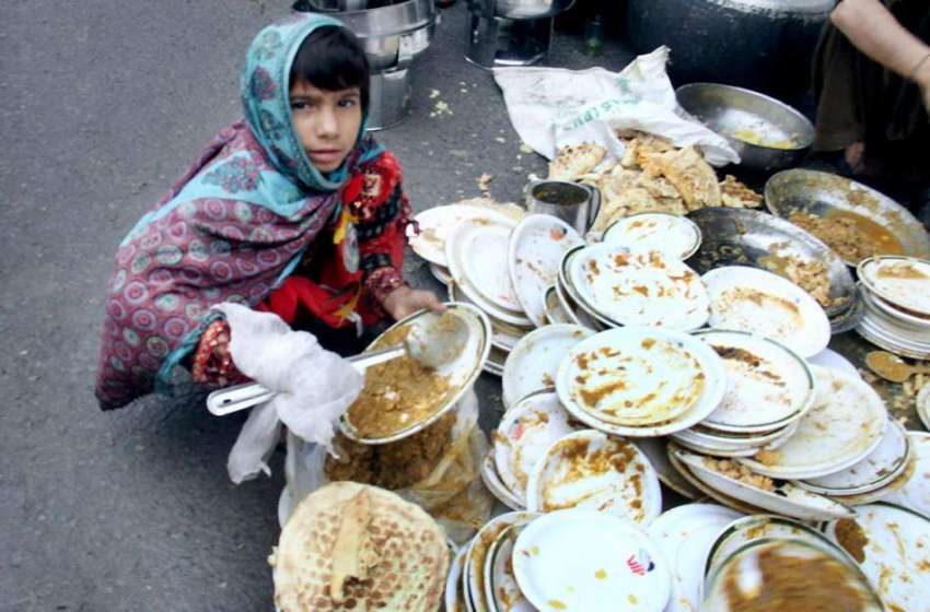 لاہور: ایک بچی جشن عید ملادالنبی ﷺ کے موقع پر لنگر تقسیم ..
