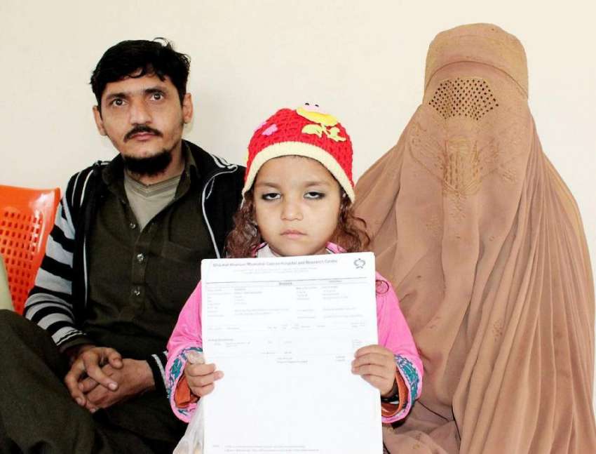 پشاور: خزانہ شوگر مل کی رہائشی پانچ سالہ بچی نبیلہ اپنے والدین ..