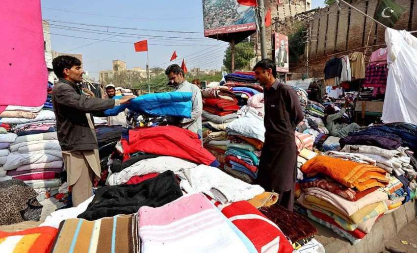 حیدر آباد: سردی کے پیش نظر شہری پرانے گرم کپڑے خریدنے میں ..