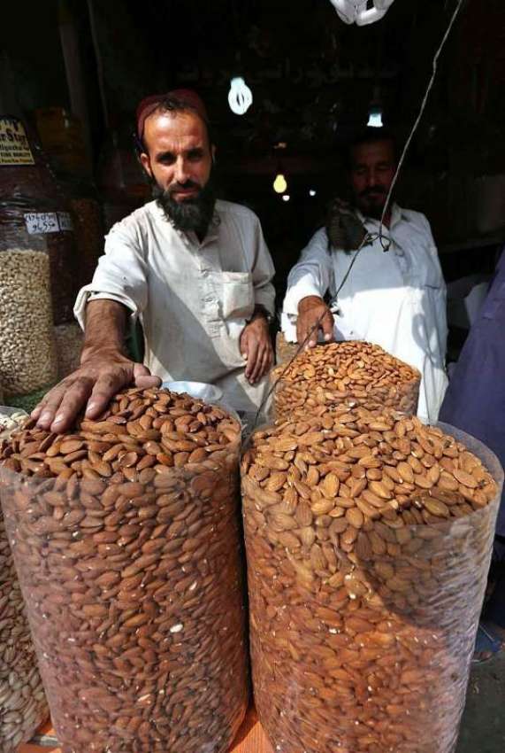 حیدر آباد: دکاندار خشک میوا جات فروخت کر رہے ہیں۔