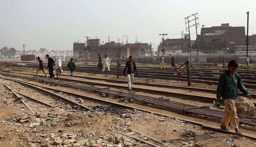 حیدر آباد: شہری کسی خطرے سے بے خبر ریلوے ٹریک سے گزر رہے ہیں۔
