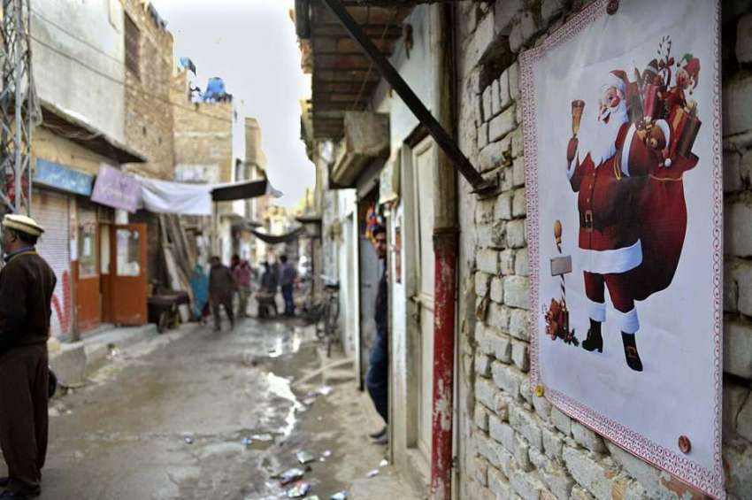 راولپنڈی: کرسمس کی آمد کے سلسلے میں سانتا کلاس کا پوسٹر دیوار ..