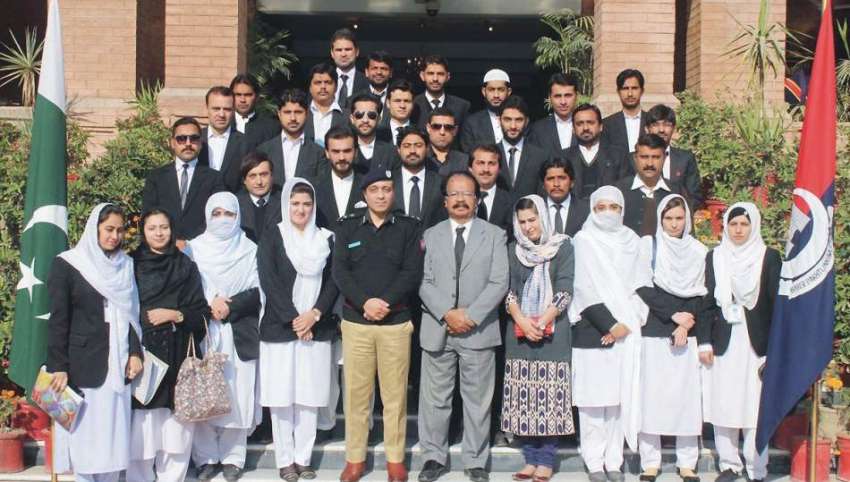 پشاور: سنٹرل پولیس کے دورہ کے موقع پر فرنٹیئر لاء کالج کے ..