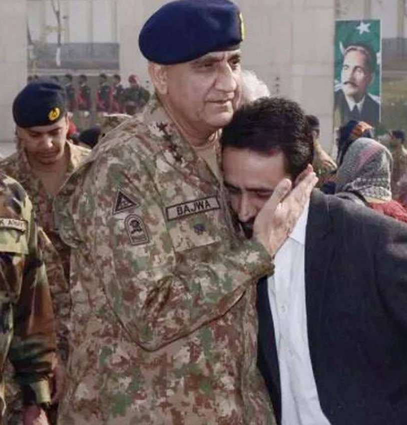 پشاور: آرمی چیف جنرل قمر جاوید باجوہ آرمی پبلک سکول میں اے ..