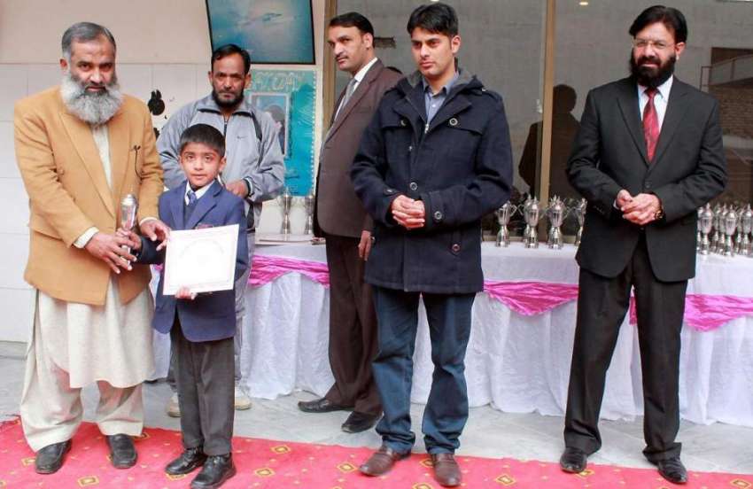 ایبٹ آباد: سٹزل پبلک سکول کے پرنسپل پوزیشن ہولڈر طلبہ میں ..