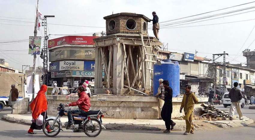 راولپنڈی: مزدور فوارہ چوک کے نئے ماڈل کے تعمیراتی کام میں ..
