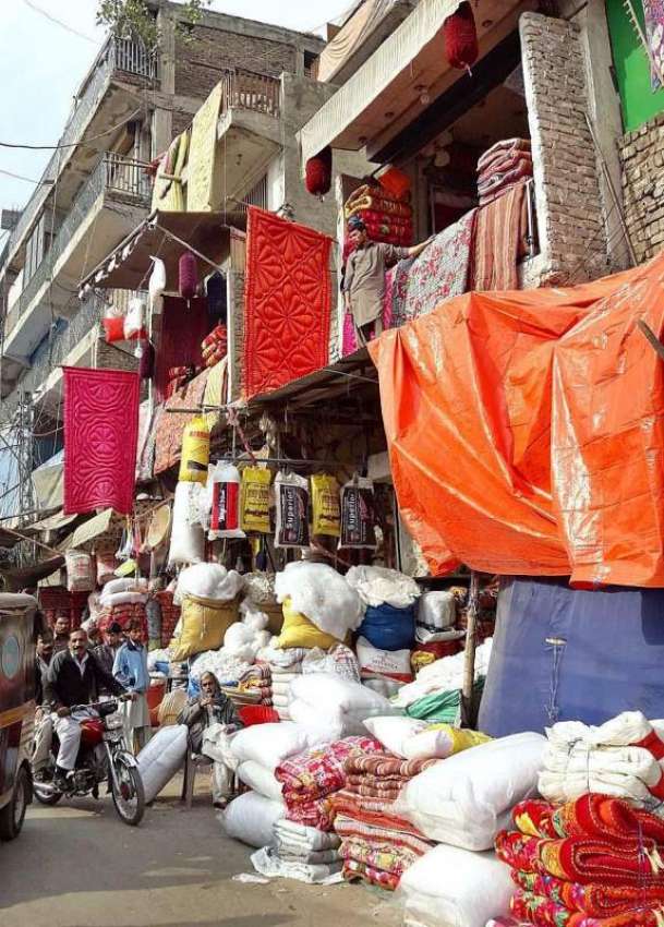 راولپنڈی: موسم سرما کی مناسبت سے دکاندار رضائیاں فروخت کے ..