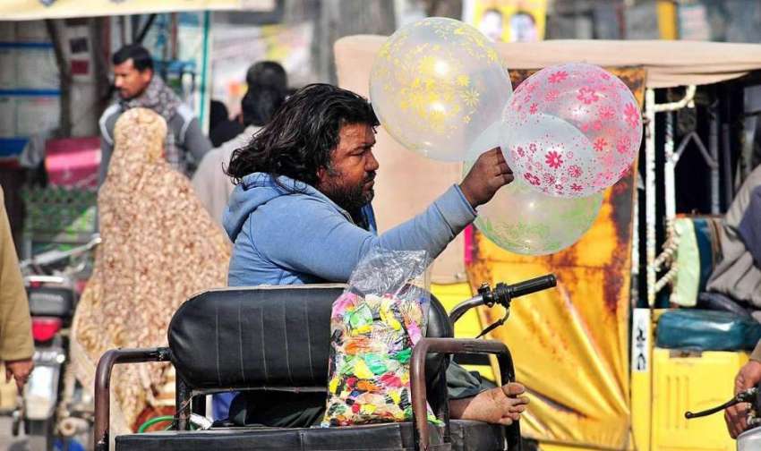 راولپنڈی: ایک معذور شخص اپنی سپیشل بائیک پر بیلون فروخت ..
