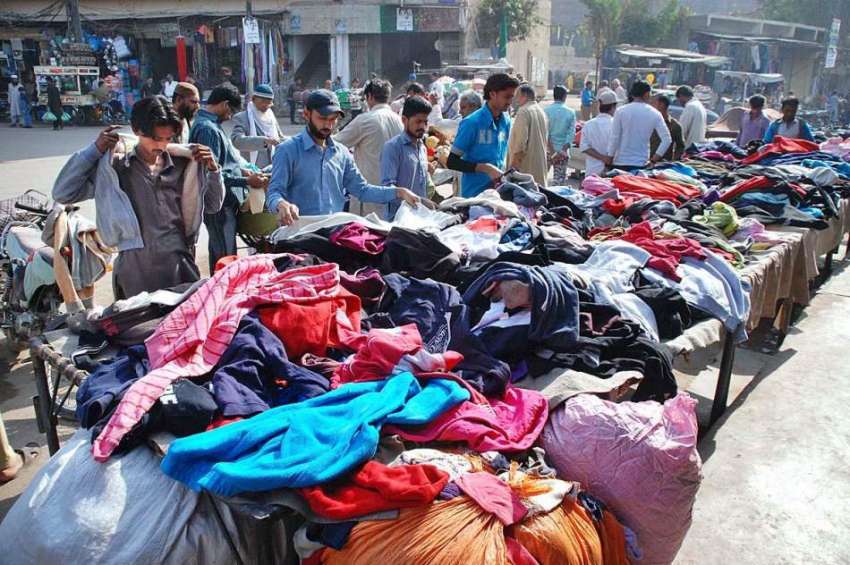 حیدر آباد: سردی کے پیش نظر شہری پرانے گرم کپڑے خریدنے میں ..