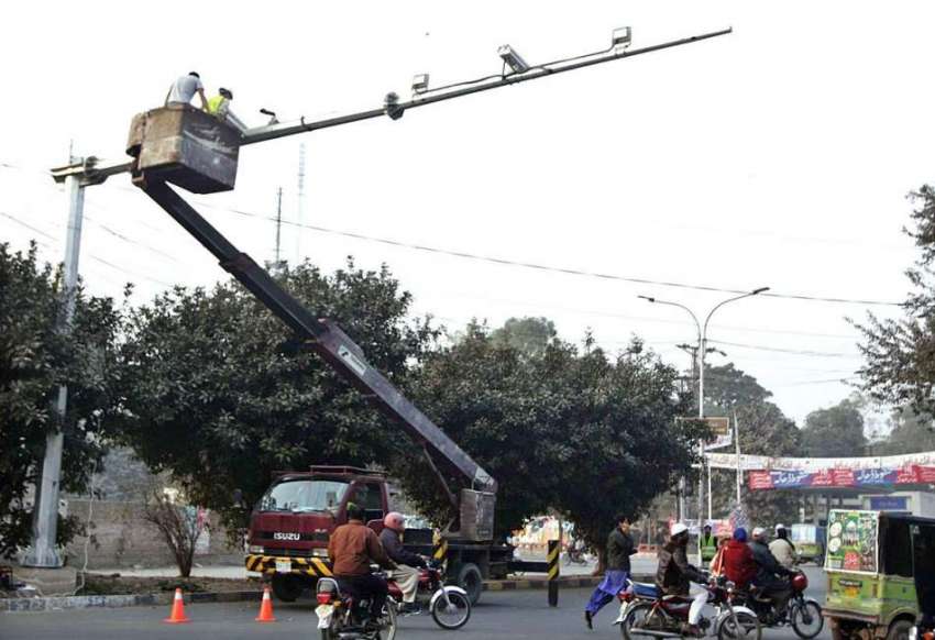 لاہور: سیف سٹی پراجیکٹ کے دوران شہر میں سی سی ٹی وی کیمرے ..