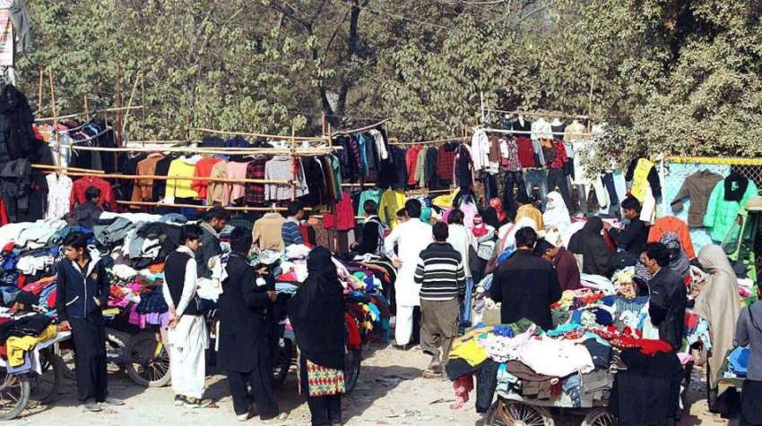 اسلام آباد: شہریوں کی بڑی تعداد پرانے گرم کپڑے خریدنے میں ..
