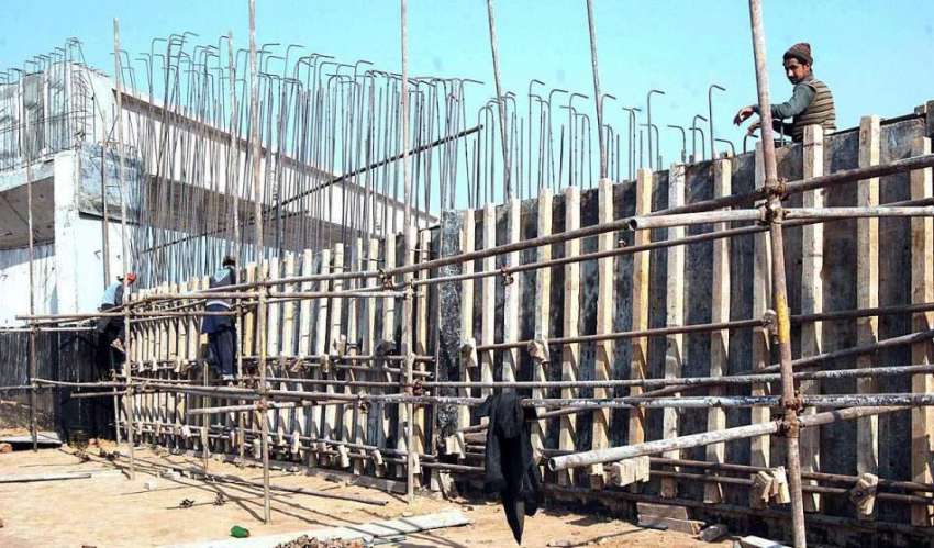 اسلام آباد: مزدور سنگل فری پل کے تعمیراتی کام میں مصروف ہیں۔