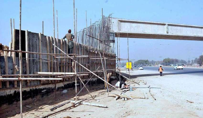 اسلام آباد: مزدور سنگل فری پل کے تعمیراتی کام میں مصروف ہیں۔
