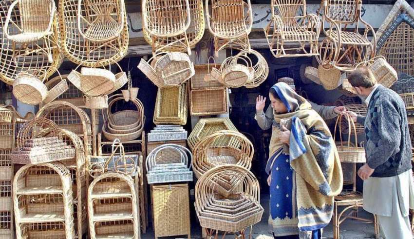 لاہور: دکاندار گھریلو آرائش کی اشیاء فروخت کر رہا ہے۔