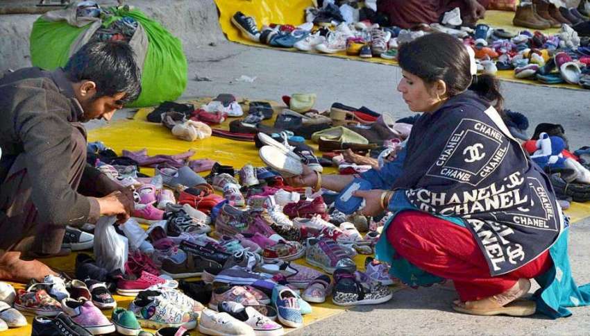 اسلام آباد: سڑک کنارے لگے پرانے جوتوں کے سٹال سے ایک خاتون ..