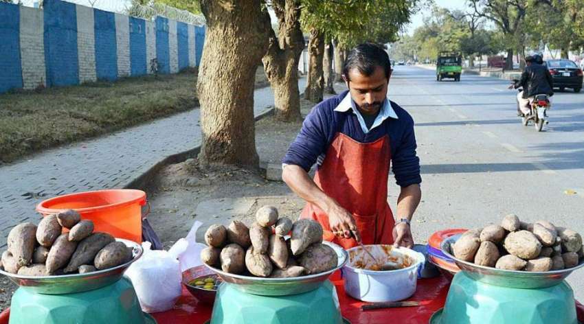 اسلام آباد: ریڑھی بان شکرقندی فروخت کر رہا ہے۔