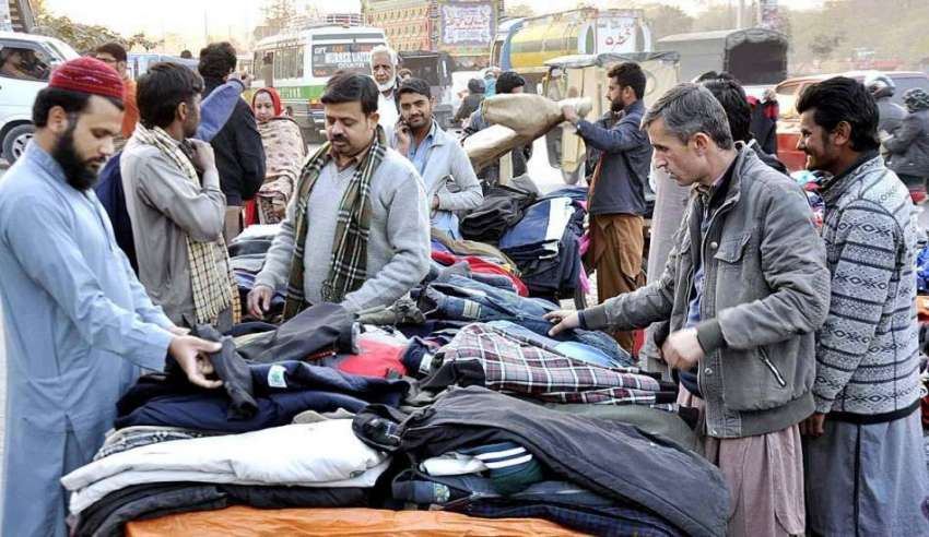 راولپنڈی: شہری گرم کپڑے خریدنے میں مصروف ہیں۔