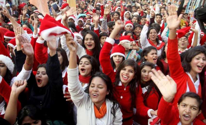 لاہور: چرچ آف راؤنڈ کے زیر اہتمام کرسمس امن ریلی کے شرکاء ..