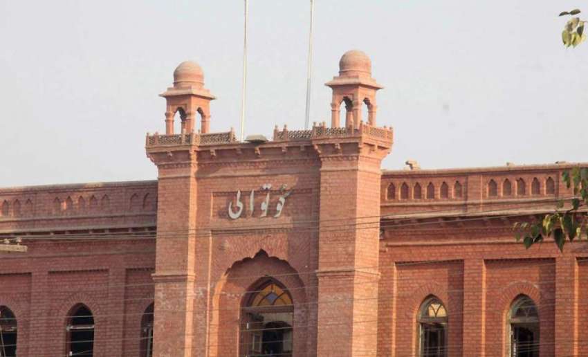 لاہور: سی آئی اے کوتوالی کی عمارت پر قومی اور محکمہ پولیس ..