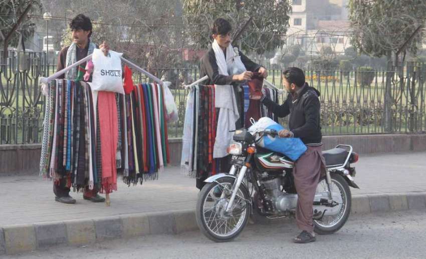 لاہور: ایک موٹر سائیکل سوار سردی کی شدت سے بچنے کے لیے مفلرخرید ..
