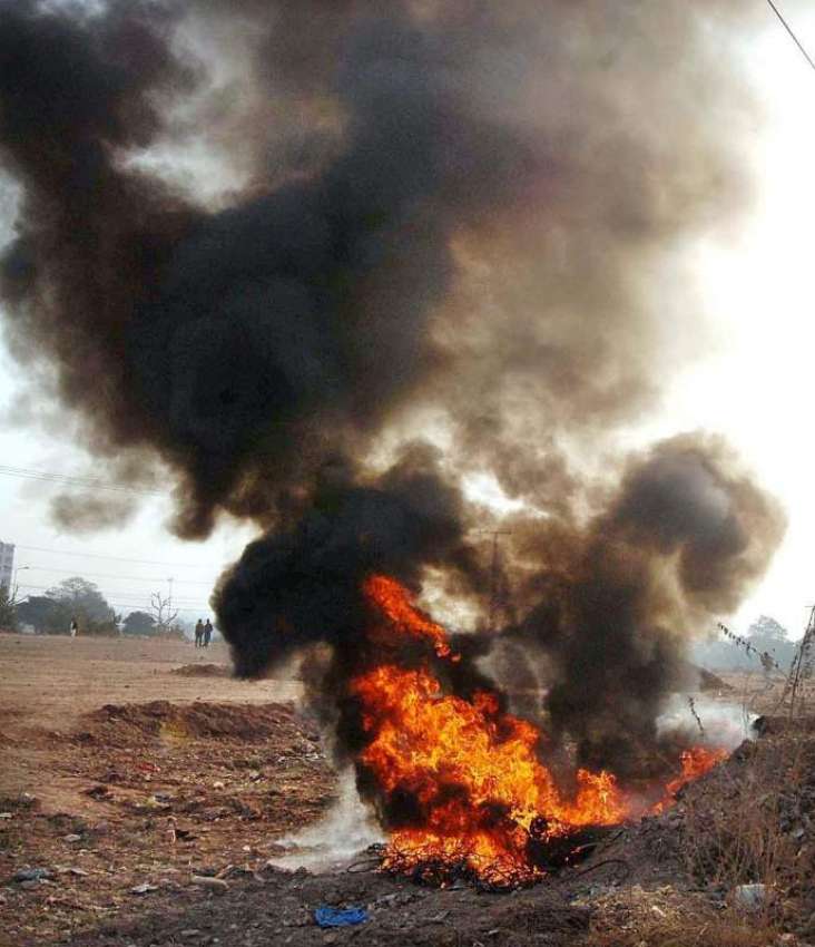 راولپنڈی: کچرے کے ڈھیر کو لگائی گئی آگ سے نکلنے والا دھواں ..