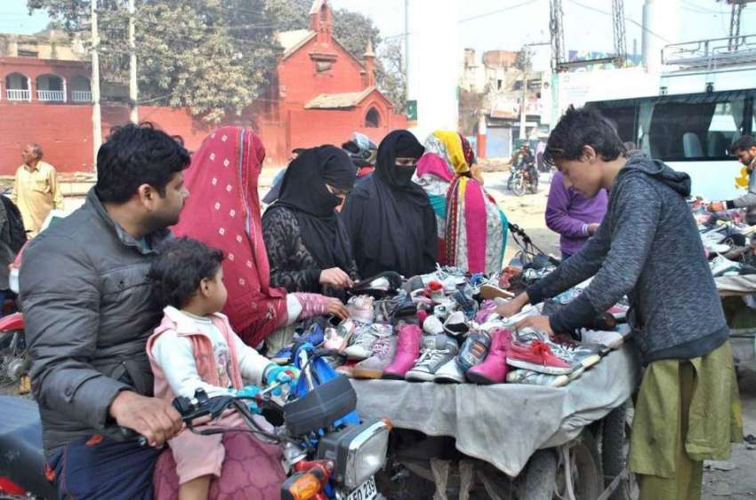 لاہور: شہری ریڑھی بانے سے پرانے جوتے خریدنے میں مصروف ہیں۔
