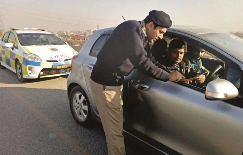 لاہور: موٹروے پولیس سنٹرل کے پٹرولنگ افسران روڈ یوزرز کو ..