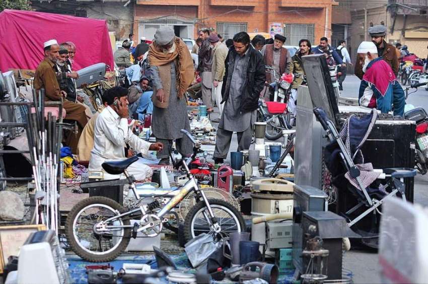 راولپنڈی: ایک شخص روڈ کنارے گھریلو استعمال کی پرانی اشیاء ..