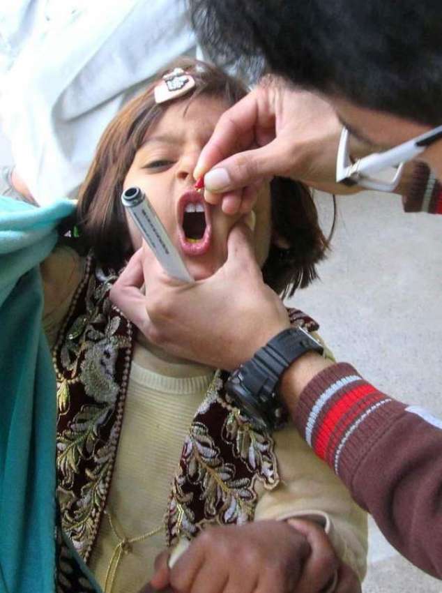 فیصل آباد: شہر میں جاری پولیو مہم کے دوران ایک بچے کو پولیو ..