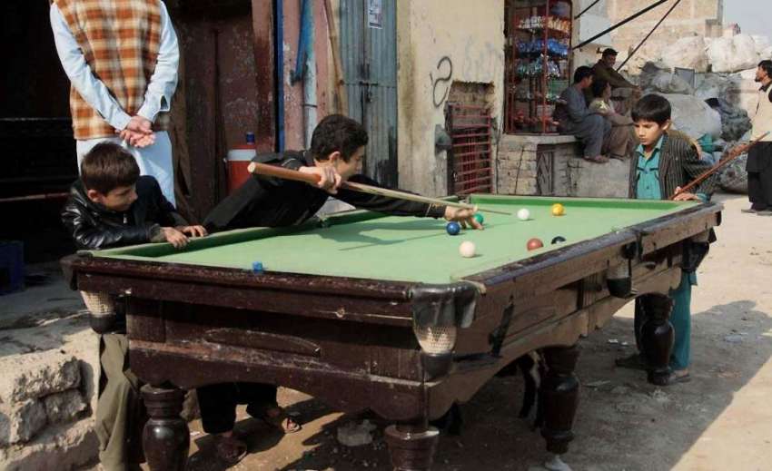 راولپنڈی: کچی بستی کے بچے گنجمنڈی نالہ لئی کنارے سنوکر کھیل ..