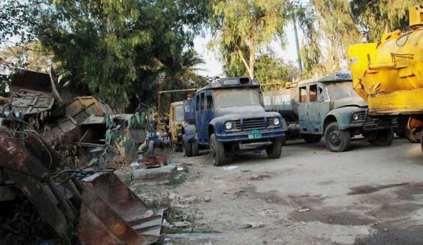 راولپنڈی: ٹی ایم اے کے ٹرک کھلے آسمان تلے تباہ ہو رہے ہیں۔
