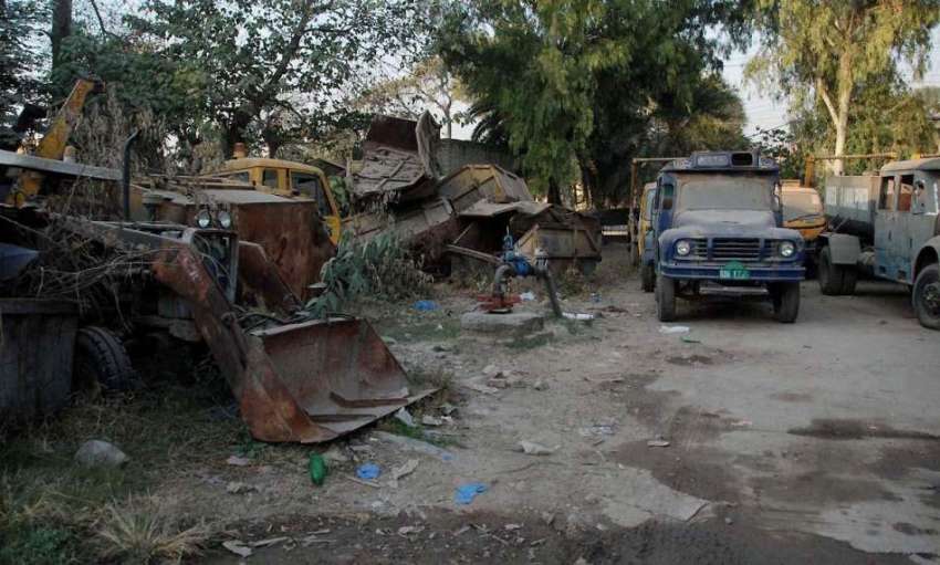 راولپنڈی: ٹی ایم اے کے ٹرک کھلے آسمان تلے تباہ ہو رہے ہیں۔