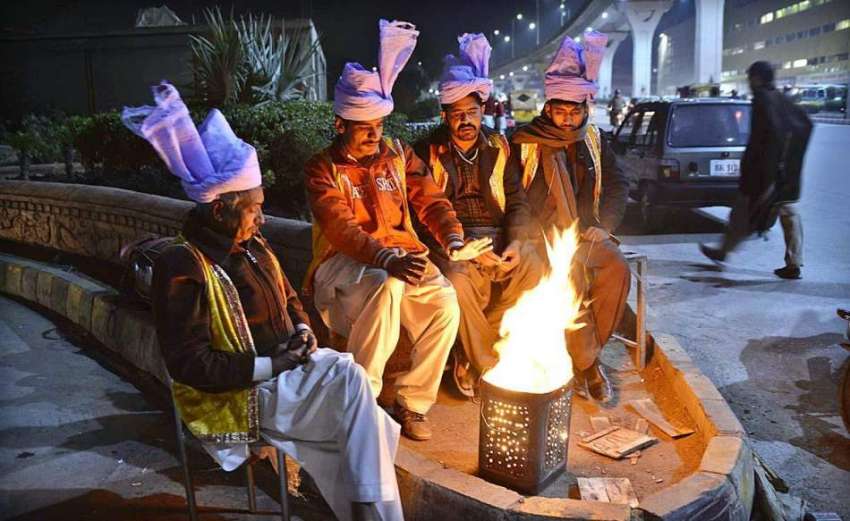 راولپنڈی: ڈھولچی رات کے وقت سردی کی شدت سے بچنے کے لیے آگ ..