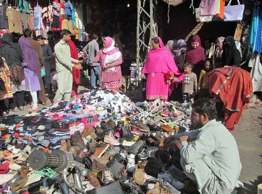 فیصل آباد: خواتین پرانے گرم کپڑے اور جوتے خریدنے میں مصروف ..