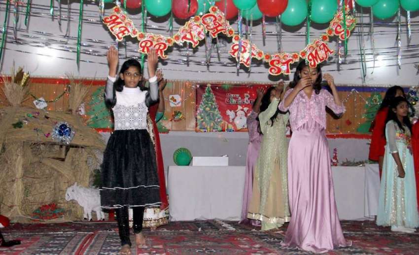لاہور: مقامی سکول میں کرسمس کے حوالے سے منعقدہ تقریب میں ..