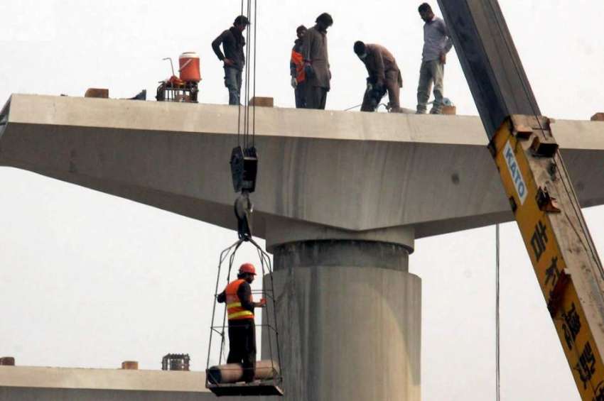 لاہور: مزدور جی ٹی روڈ پر اورنج لائن میٹر ٹرین منصوبے پر ..