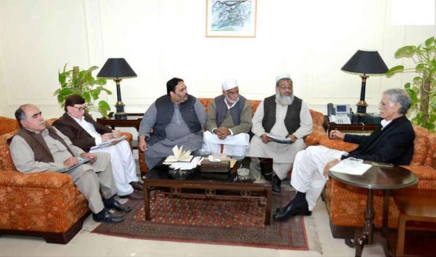 پشاور: وزیر اعلیٰ خیبر پختونخوا پرویز خٹک سے نوشہرہ کے پریس ..