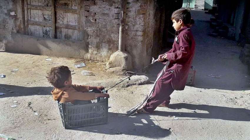 راولپنڈی: جپسی بچے کھیل کود میں مصروف ہیں۔